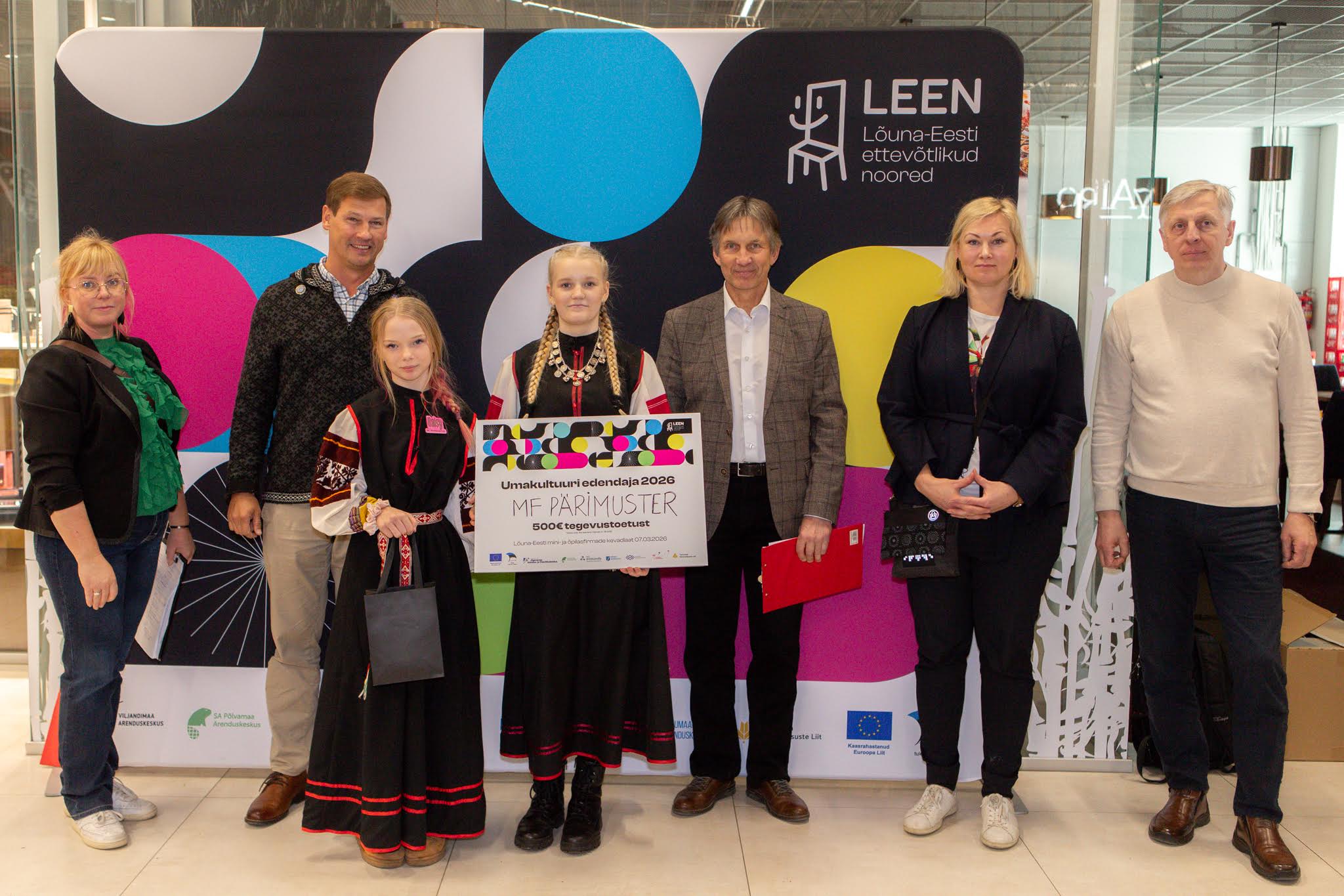 Lõuna-Eesti mini- ja õpilasfirmade kevadlaat, parima umakultuuri edendaja auhinna võitja minifirma Pärimuster koos žüriiga Foto: Helena Sammelsoo